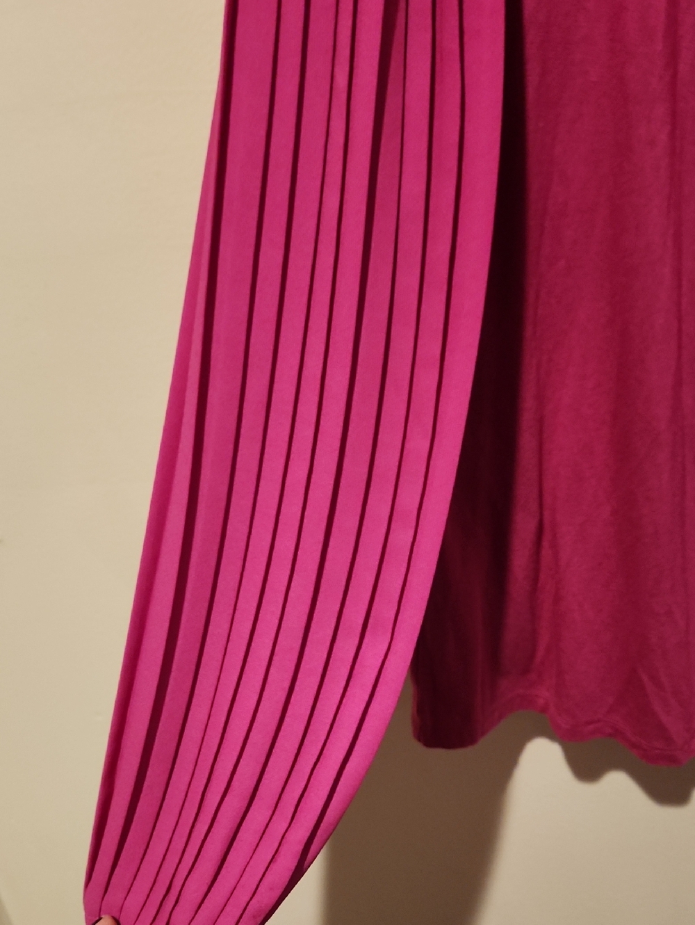 ❤️ TALBOTS PLEATED SLEEVE MAGENTA CREW NECK TOP, MP (MEDIUM PETITE) - Picture 4 of 8